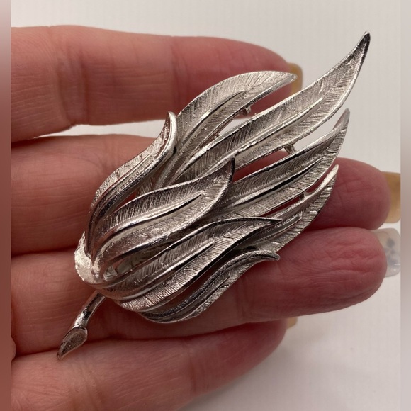 CORO Plant Leaf Gold Tone Botanical Nature Signed Vintage Brooch - Picture 6 of 7